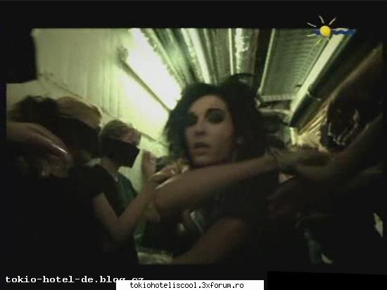 uitatzi aiki cateva poze secventze din noul clip am ramas ca o sa fie super clipu.. un nou clip....